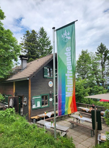 "In den Bergen sind wir alle gleich." Hüttenwirtin und
Vorsitzende der Naturfreunde Salzburg, Sophia Burtscher, hat auf der
Rauchenbühel-Hütte die Regenbogenfahne gehisst.