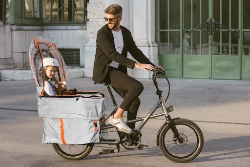  E-Cargo Bike VELLO SUB ausgestattet mit reflektierenden Regen
Cocoon und Cargo Bags.