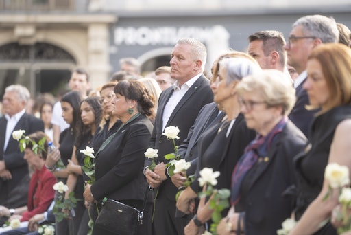 Vorschau Bild von Aktuelle und ehemalige Politprominenz im stillen Gedenken.
