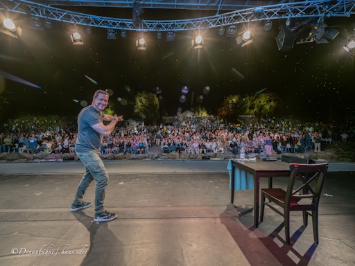 Vorschau Bild von Alex Kristan auf der Donaubühne Tulln vor ausverkauftem Haus