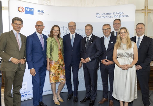 Vorschau Bild von F. Peter Mitterbauer Vorstandsvorsitzender Miba AG, Axel Kühner
Vizepräsident DHK und Vorsitzender Deutscher Management Cercle,
Irene Schulte Geschäftsführung IV-Salzburg, Hans Dieter Pötsch DHK
Präsident und Aufsichtsratsvorsitzenden der Volkswagen AG, Oliver
Zipse, Vorstandsvorsitzender der BMW AG, Manfred Rosenstatter
Vizepräsident Wirtschaftskammer Salzburg, Kathrin Frauscher, CEO BMW
Financial Services Central- & Southeastern Europe, Alexander
Bamberger, Geschäftsführer BMW Austria GmbH, Neil Fiorentinos, CEO
BMW VertriebsgmbH (v.l.n.r.): Gäste der 50. DHK Matinee in Salzburg