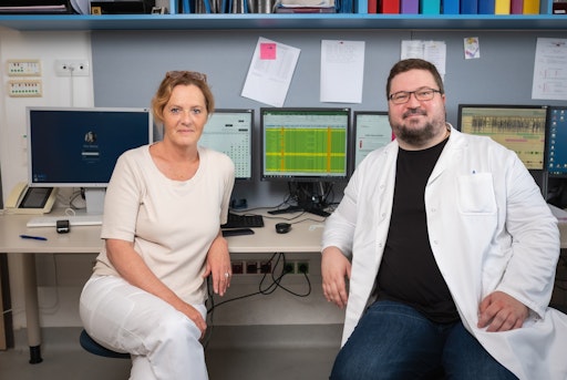 Dr.in Katharina Mühlbacher (ärztliche Leitung des Schlaflabors
und der schlafmedizinischen Teleambulanz) und Matthäus Krol
(Bereichsleiter des Schlaflabors und Innovation Fellow im Herz-Jesu
Krankenhaus)