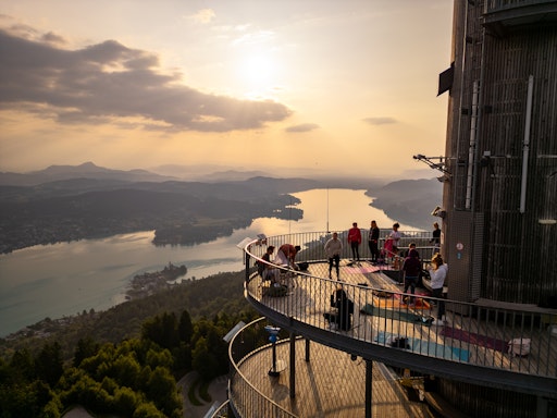 Morgenmeditation am Pyramidenkogel mit Blick über den Wörthersee