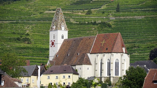  Gesamtansicht der Pfarrkirche St. Mauritius in Spitz an der Donau
in ihrer umgebenden Landschaft nach der Renovierung