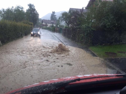 Überflutete Straße aufgrund von starken Regenfällen, lassen
Abflüsse und Kanäle überquellen.