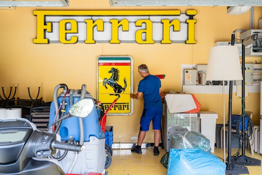 Vorschau Bild von Ausstattung der Garage mit Ferrrari-Leuchtreklamen