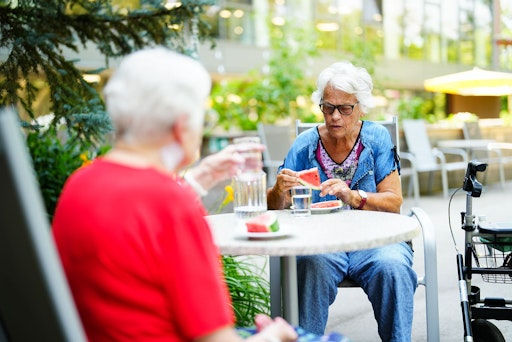 Vorschau Bild von „Ein wesentlicher Bestandteil unserer Maßnahmen ist auch die
Bewusstseinsbildung – etwa im Bereich des richtigen Lüftens und der
Flüssigkeitszufuhr. Daher achten unseren Mitarbeiter*innen besonders
auf die Bedürfnisse älterer Menschen in Hitzewellen – leichte Kost,
Speisen mit hohem Wasseranteil und Hilfe bei der Auswahl geeigneter
Kleidung sind ebenso Komponenten der Maßnahmen“, so Mag. Christian
Hennefeind, Geschäftsführer Häuser zum Leben (c) Eva Manhart / APA /
picturedesk.com