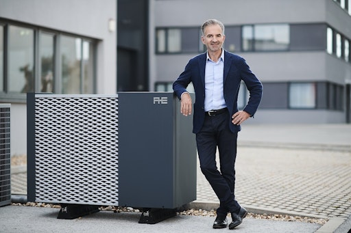  CEO Martin Hagleitner und Heizungswärmepumpe