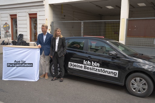  Stefan Schleicher (Vorstand Jufina) und Stefanie Lamp
(Bezirksvorsteherin Ottakring, SPÖ) in einer Parkplatzfalle in der
Hasnerstraße 128.
