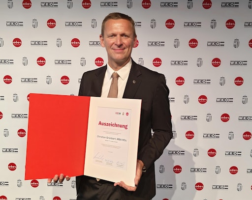  Christian Grünbart mit der Auszeichnung in der Hand
