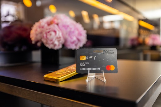 Die neue, goldgedeckte EMAS Technology Debitkarte ist ab sofort
verfügbar.