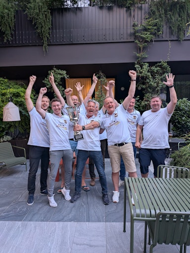  Die Spieler der österreichischen Nationalmannschaft im Schnapsen
stemmt den Nations-Cup in die Höhe und gewinnt das erste Ländermatch