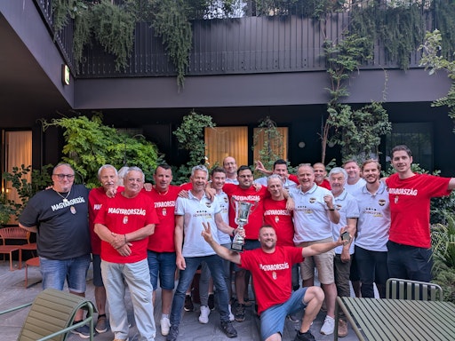 Vorschau Bild von Schnapsen als Kulturgut mit verbindendem Charakter. Beide
Nationalteams aus Ungarn und Österreich feiern gemeinsam.