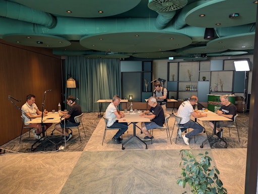 Vorschau Bild von Gespielt wurde in 3er Blöcken, wobei ein Spiel jeweils live
gestreamt wurde.