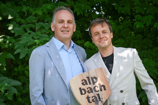 v.l.: Obmann Frank Kostner mit Wolfgang Kostenzer, dem neuen
Geschäftsführer von Alpbachtal Tourismus.