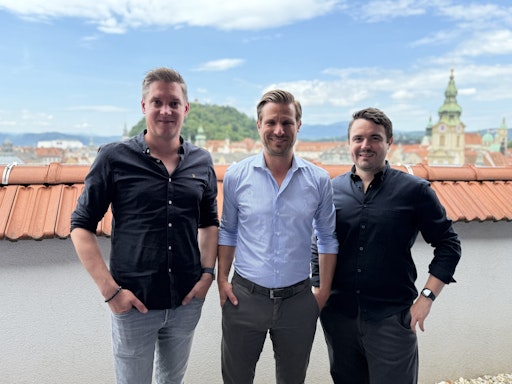 Vorschau Bild von Das Management-Team von TimeTac mit dem Co-Founder von Timeular
auf der Dachterrasse von TimeTac: Michael Mauthner und Christoph
Lückl von TimeTac sowie Manuel Zoderer Timeular.