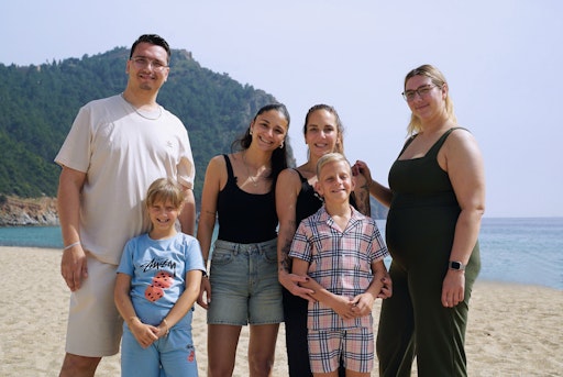 Langeweile gibt es bei Danni Büchner nicht. Die Fünffachmama hat
mit ihren Kindern alle Hände voll zu tun. Und da sind die Zwillinge
noch am einfachsten zu betreuen. Bild: Volkan, Jenna, Jada, Danni,
Diego und Joelina am Strand // Weiterer Text über ots und
www.presseportal.de/nr/6605 / Die Verwendung dieses Bildes für
redaktionelle Zwecke ist unter Beachtung aller mitgeteilten
Nutzungsbedingungen zulässig und dann auch honorarfrei.
Veröffentlichung ausschließlich mit Bildrechte-Hinweis.