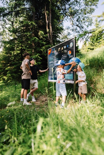 Vorschau Bild von Elf großformatige Tafeln – eingebettet in die eindrucksvolle
Bergwelt – vermitteln Fakten über das Sonnensystem, die acht
Planeten, den Asteroidengürtel und unseren Zentralstern, die Sonne.