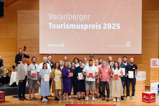  Die Gewinner:innen des Vorarlberger Tourismuspreises 2025 bei der
Verleihung im Rahmen des Treffpunkt.Tourismus am 17. Juni 2025 im
Angelika Kauffmann Saal in Schwarzenberg im Bregenzerwald.