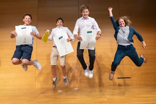 Vorschau Bild von Schüler der MS Deutschlandsberg jubeln über ihren Sieg in der
Kategorie "Unterstufe"