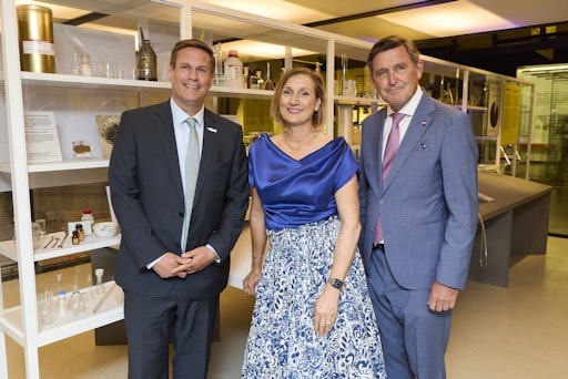  https://www.apa-fotoservice.at/galerie/39346 v.l.n.r.: Peter
Aufreiter (Generaldirektor TMW), Karin Skarek (Wirtschaftliche
Geschäftsführerin TMW), Peter Hanke (Bundesminister für Innovation,
Mobilität und Infrastruktur)