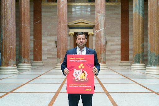  UNOS-Bundessprecher Michael Bernhard beim Auftakt der
Unterschriftenaktion für abgabenfreies Trinkgeld in der Säulenhalle
des Parlaments.