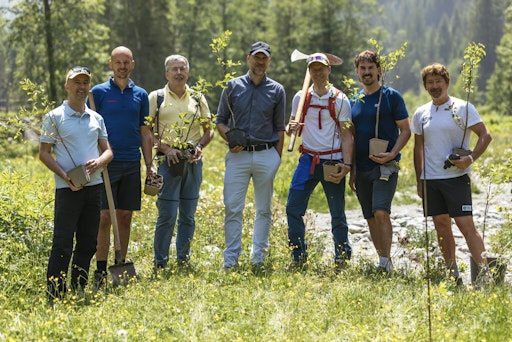 Vorschau Bild von v.l.n.r.: Johannes Rüdisser (Institut für Ökologie der
Universität Innsbruck), Bernhard Kreuzer (BILLA Vertriebsleiter
Salzburg und Tirol), Peter Huemer (Vorstand von Blühendes Österreich
und Schmetterlingsexperte der Tiroler Landesmuseen), Ronald
Würflinger (Generalsekretär Blühendes Österreich), Berthold Benedek
(Senior Key Account Manager Henkel), Tobias Görgl (Key Account
Manager Henkel), Willi Seifert (Geschäftsführer
Hochgebirgs-Naturpark Zillertaler Alpen)