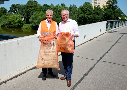  LH-Stellvertreter Stephan Pernkopf und LAbg. Anton Kasser,
Präsident der NÖ Umweltverbände, halten beim offiziellen Fototermin
gefüllte Müllsäcke in die Kamera – als Zeichen des erfolgreichen
Frühjahrsputzes 2025 in Niederösterreich.