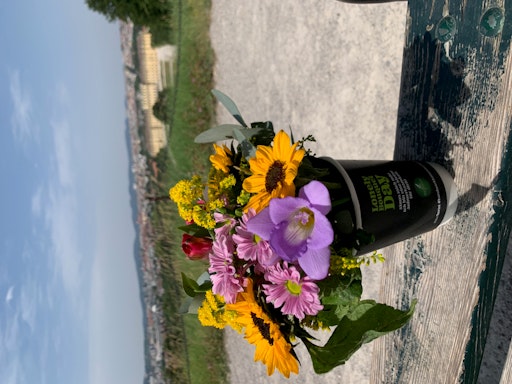 1.000 kleine Blumensträuße warten beim Lonely Bouquet Day in ganz
Wien auf glückliche Finder.