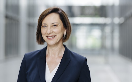  Entscheidung der KL-Generalversammlung: Die Fachärztin für
Anästhesie und Interdisziplinäre Schmerztherapie Andrea Olschewski
soll mit Februar 2026 die Leitungsfunktionen von KL-Gründungsrektor
und Geschäftsführer Rudolf Mallinger übernehmen.