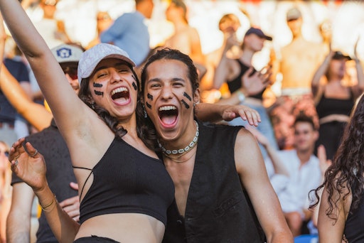 Vorschau Bild von Beste Stimmung auf den Rängen – Fans feuern ihre Mannschaften mit
Begeisterung an.