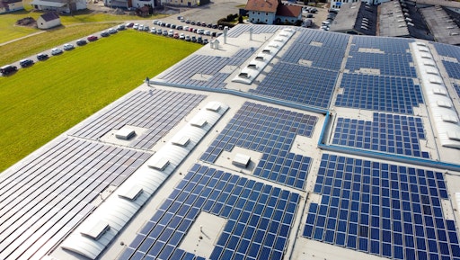  Nachhaltigkeit auf höchster Ebene: Photovoltaik auf dem Dach des
Hauptsitzes von BECK.
