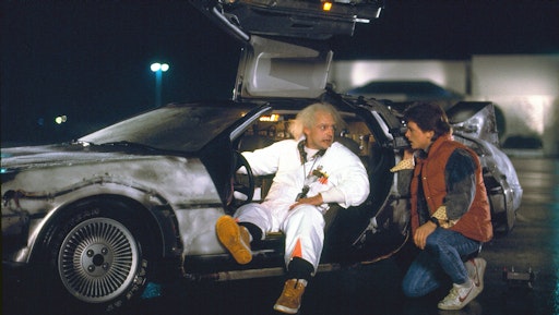 Mit Hilfe des verrückten Erfinders Dr. Brown (Christopher Lloyd)
und dessen als Sportwagen verkleideter Zeitmaschine reist
Vorstadtteenager Marty McFly (Michael J. Fox, re.) in die 50er
Jahre. // Weiterer Text über ots und www.presseportal.de/nr/6605 /
Die Verwendung dieses Bildes für redaktionelle Zwecke ist unter
Beachtung aller mitgeteilten Nutzungsbedingungen zulässig und dann
auch honorarfrei. Veröffentlichung ausschließlich mit
Bildrechte-Hinweis.