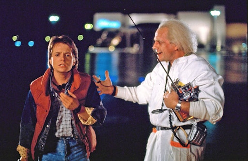 Vorschau Bild von Mit Hilfe des verrückten Erfinders Dr. Brown (Christopher Lloyd)
und dessen als Sportwagen verkleideter Zeitmaschine reist
Vorstadtteenager Marty McFly (Michael J. Fox, li.) in die 50er
Jahre. // Weiterer Text über ots und www.presseportal.de/nr/6605 /
Die Verwendung dieses Bildes für redaktionelle Zwecke ist unter
Beachtung aller mitgeteilten Nutzungsbedingungen zulässig und dann
auch honorarfrei. Veröffentlichung ausschließlich mit
Bildrechte-Hinweis.