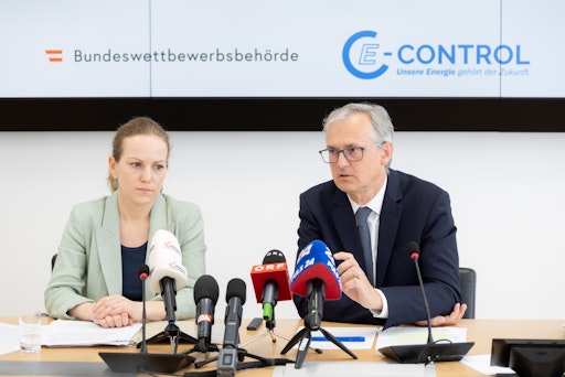 Dr. Natalie Harsdorf, LL.M., Generaldirektorin
Bundeswettbewerbsbehörde, und Dr. Wolfgang Urbantschitsch, LL.M.,
Vorstand E-Control, bei der Pressekonferenz.