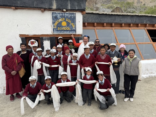  Aus einer Vision wurde ein wegweisendes Bildungsprojekt:
Christian Hlade, rechts oben, vor der Solar School Lingshed in
Ladakh
