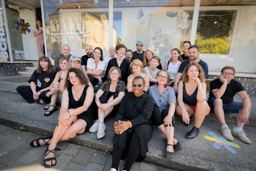 Vorschau Bild von Leere Schaufenster in Haag wurden zu besonderen Orten, an denen
Menschen zufällig beim Vorbeigehen Kunst entdecken können. Das
Ausstellungsprojekt wurde auf dem Parkplatz vor dem ent, der Kunst-
und Kulturwerkstatt in Haag, eröffnet.