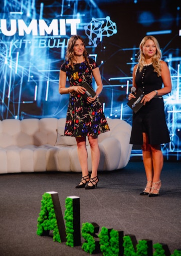 Vorschau Bild von Start des AI Summit Kitzbühel 2025: Bürgermeister Dr. Klaus
Winkler und Gastgeberin Lena Kornau eröffnen die Konferenz auf der
Mainstage.