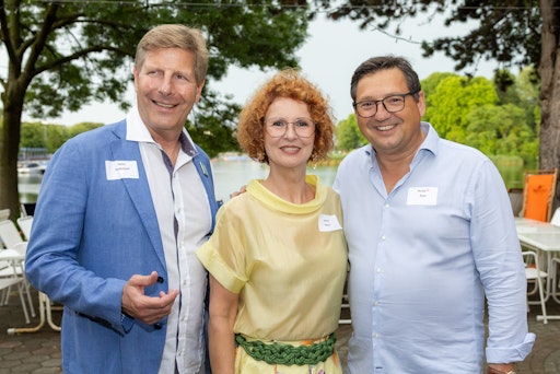 Vorschau Bild von v.l.: Club Tirol Präsident Julian Hadschieff mit Jasmin Rieser,
Außendienst Verkauf Ostösterreich der BiologoN GmbH und Harald
Stani, Verkaufsleiter der Wedl Handels GmbH