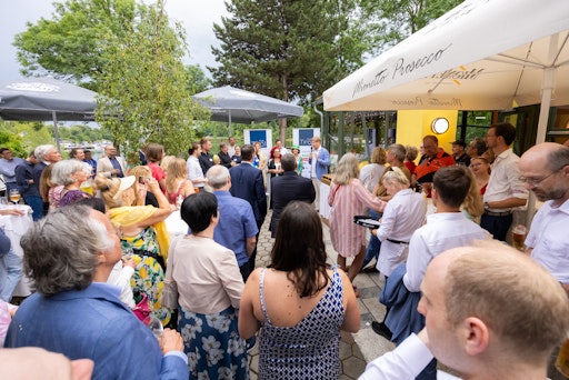 Vorschau Bild von Zahlreiche Club Tirol-Mitglieder lauschten den Grußworten des
Präsidenten - Voller Festplatz.