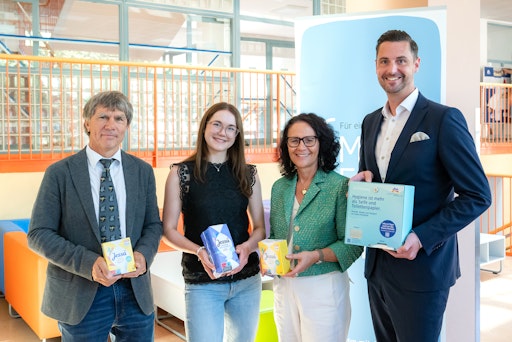Im Bild v. l. n. r.: Mag. Gerhard Klampfer, Direktor WRG
Salzburg; Ines Gölzner, Schulsprecherin WRG Salzburg; Mag. Daniela
Gutschi, Landesrätin für Erwachsenenbildung, Frauen,
Chancengleichheit, Diversität; Mag. Christian Freischlager,
Geschäftsleiter dm drogerie markt