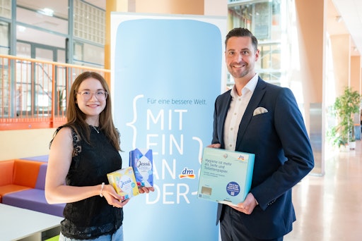 Vorschau Bild von Mag. Christian Freischlager übergibt Schulsprecherin Ines Gölzner
den Periodenproduktspender für die WRG Salzburg.