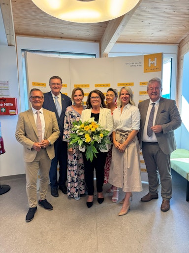 Der Vorstand des Hilfswerk Kärnten Vizepräsident Rudolf
Dörflinger, Vorstandsmitglied Andrea Biró-Unzeitig, Präsidentin
Elisabeth Scheucher-Pichler, Schriftführerin Susanne Hager,
Finanzreferent Walter Zemrosser mit Geschäftsführer Horst Krainz und
Geschäftsführerin Kathrin Partl