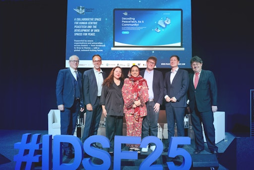 Die PeaceTech Alliance wurde auf der #IDSF25 vorgestellt –
abgebildet sind die Gründer der PeaceTech Alliance zusammen mit den
Podiumsteilnehmer:innen der IDSF-Diskussionsrunde zum Thema
“Bridging Continents: Human-Centric Data Governance and Data
Sovereignty for Peace and Security”