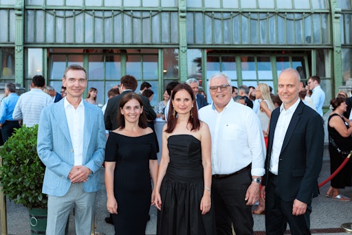  Gruppenfoto der Geschäftsführung mit Gästen