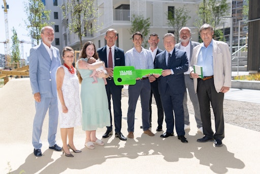 Vorschau Bild von ARWAG Vorstandsdirektor Thomas Drozda, ARE Geschäftsführerin
Christine Dornaus, ARE Geschäftsführer Gerald Beck, wohnfonds_wien
Geschäftsführer Gregor Puscher, Bürgermeister Michael Ludwig, ARWAG
Vorstandsdirektor Christian Raab und Bezirksvorsteher Erich
Hohenberger Michael Ludwig, Gerald Beck und Erich Hohenberger
übergeben den symbolischen Schlüssel an eine der ersten Familien,
die heute ins Stadtregal im VILLAGE IM DRITTEN einzieht.
