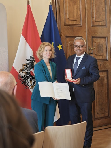 Goldenes Ehrenzeichen für Verdienste um die Republik Österreich
an Hon. Prof. Dr. Andy Kaltenbrunner, überreicht von
Wissenschaftsministerin Eva-Maria Holzleitner