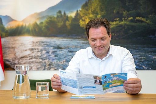 Bundesminister Norbert Totschnig mit Trinkpass 2025
