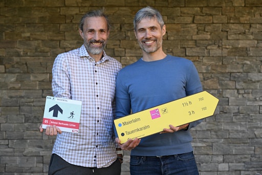  Andreas Tomaselli (Gesellschafter SONA Green Composites) und
Michael Walch (Geschäftsführer SONA Green Composites) präsentieren
die ersten nachhaltig produzierten Schilder aus Hanffasern. © SONA
Green Composites