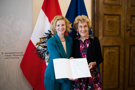  Bundesministerin Holzleitner überreicht Berufstitel „Professorin“
an Eva Werner.